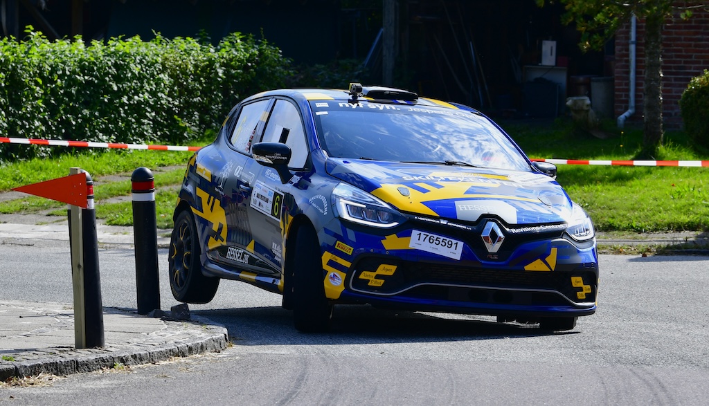Casper Venning og Kristian Birk Hansen på tre hjul gennem et skarpt sving i Bølling.
(Foto: Morten Dam - autoMOTIV/specialpress)